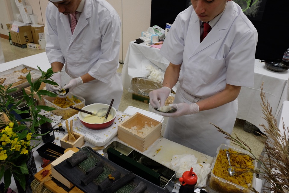 まかないや 九州産煮穴子とスプラウト 燻製沢庵刻みナチュラルチーズ掛けの手巻き寿司