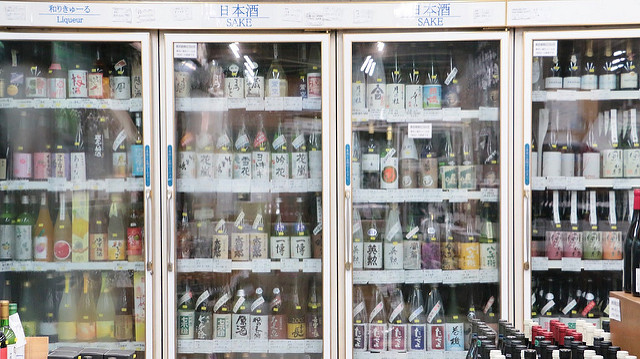 にしむら酒店の冷蔵庫にびっしり並ぶに日本酒