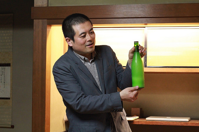 日本酒の説明をする日本酒コンシェルジュ